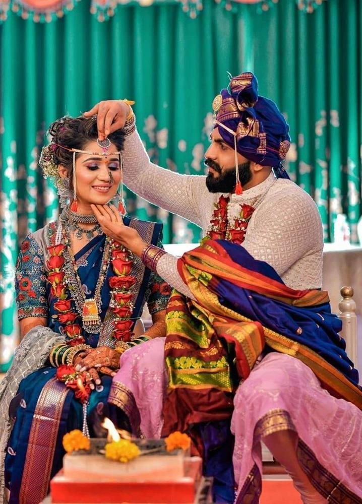 Best couple pose with lehenga and sherwani