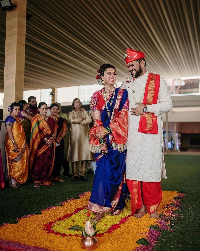 Beautiful & Intimate Marathi Wedding With Matching Couple Outfits